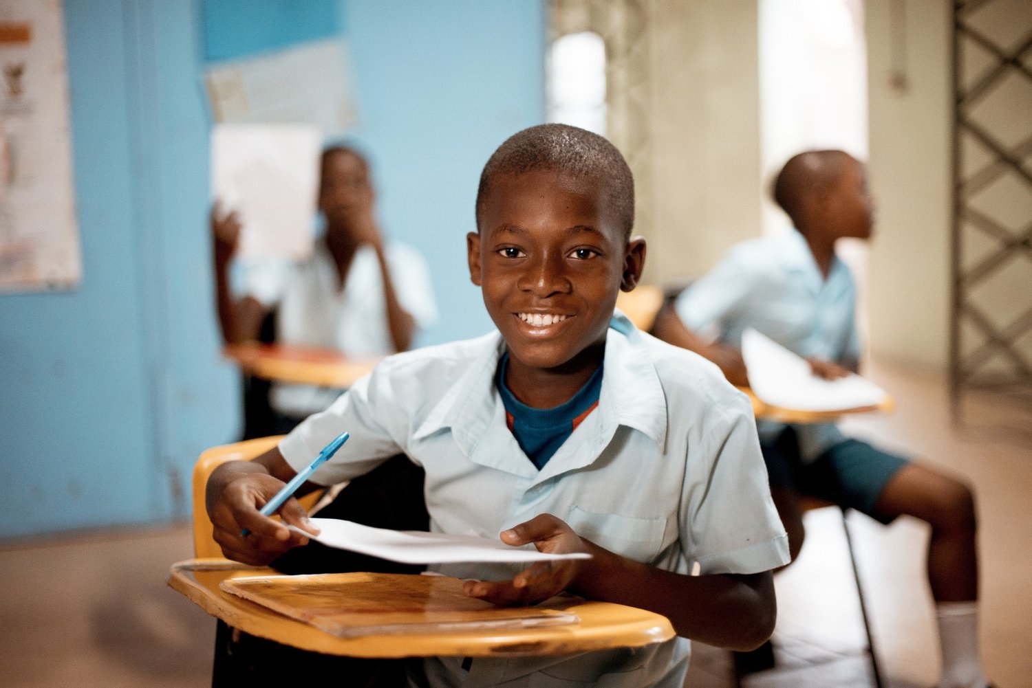 Élève souriant en classe